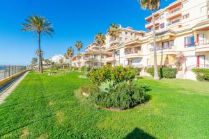 Ogród w obiekcie Casa Linda, Front the beach La Lucera, Ribiera del Sol Wifi, AC, Private Parking, Petfriendly