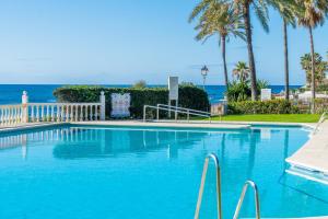 Basen w obiekcie Casa Linda, Front the beach La Lucera, Ribiera del Sol Wifi, AC, Private Parking, Petfriendly lub w pobliżu