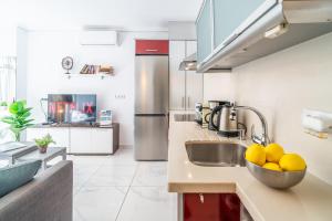 Kuchnia lub aneks kuchenny w obiekcie Casa Linda, Front the beach La Lucera, Ribiera del Sol Wifi, AC, Private Parking, Petfriendly
