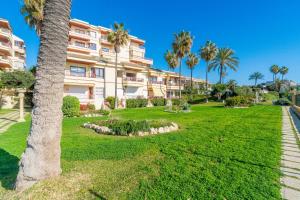Ogród w obiekcie Casa Linda, Front the beach La Lucera, Ribiera del Sol Wifi, AC, Private Parking, Petfriendly