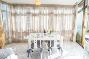 Zdjęcie z galerii obiektu Casa Linda, Front the beach La Lucera, Ribiera del Sol Wifi, AC, Private Parking, Petfriendly w mieście Sitio de Calahonda