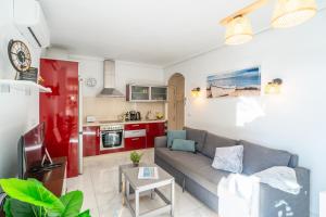 salon z kanapą i kuchnią w obiekcie Casa Linda, Front the beach La Lucera, Ribiera del Sol Wifi, AC, Private Parking, Petfriendly w mieście Sitio de Calahonda +37 zdjęć
