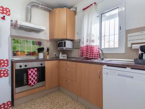 Kuchyň nebo kuchyňský kout v ubytování Holiday Home Sagenta by Interhome