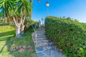 Ogród w obiekcie Casa Linda, Front the beach La Lucera, Ribiera del Sol Wifi, AC, Private Parking, Petfriendly