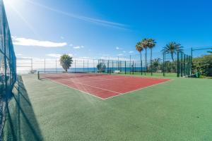 Tenis lub squash w obiekcie Casa Linda, Front the beach La Lucera, Ribiera del Sol Wifi, AC, Private Parking, Petfriendly lub w pobliżu