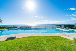 Basen w obiekcie Casa Linda, Front the beach La Lucera, Ribiera del Sol Wifi, AC, Private Parking, Petfriendly lub w pobliżu