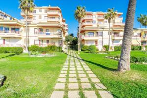 Ogród w obiekcie Casa Linda, Front the beach La Lucera, Ribiera del Sol Wifi, AC, Private Parking, Petfriendly