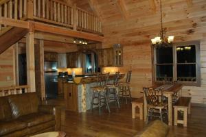 Kuchyň nebo kuchyňský kout v ubytování The Secluded Woodbury Cabin, Pond and 42 acres