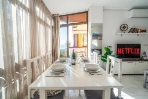 Zdjęcie z galerii obiektu Casa Linda, Front the beach La Lucera, Ribiera del Sol Wifi, AC, Private Parking, Petfriendly w mieście Sitio de Calahonda