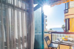 balkon ze stołem i widokiem na ocean w obiekcie Casa Linda, Front the beach La Lucera, Ribiera del Sol Wifi, AC, Private Parking, Petfriendly w mieście Sitio de Calahonda