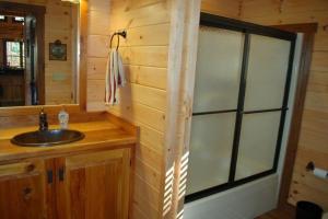 Koupelna v ubytování The Secluded Woodbury Cabin, Pond and 42 acres + 37 fotografií