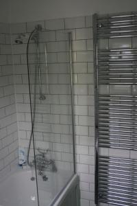 Ένα μπάνιο στο Bay View Cottage - Amazing sea views and 3 bedrooms Sleeps 6-8 +41 φωτογραφίες