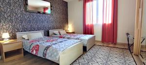 Una habitación de hotel con dos camas y un espejo. en Echappee-Belle, en Badefols-dʼAns