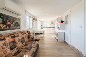 a living room with a couch and a kitchen at Kalacandi in Cunit