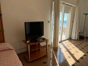 TV a/nebo společenská místnost v ubytování La Playa Apartments by My Home Apulia