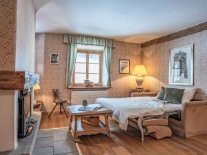 una camera da letto con un letto, un divano e un tavolo di Apartment Chesa Olgiati 2 by Interhome a Celerina