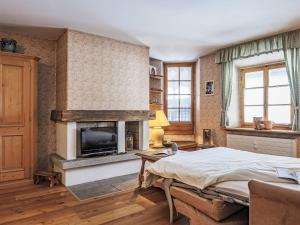 una camera da letto con un letto e un camino di Apartment Chesa Olgiati 2 by Interhome a Celerina