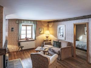 un soggiorno con un divano e un letto di Apartment Chesa Olgiati 2 by Interhome a Celerina Altre 16 foto