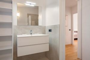 a bathroom with a sink and a mirror at Casa Colombo-Vicina al lago e al centro in Garda