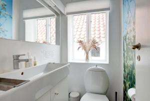 Phòng tắm tại Stunning Home In Knebel With 4 Bedrooms And Wifi +32 ảnh