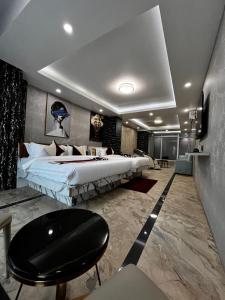 Giường trong phòng chung tại Hotel Robot