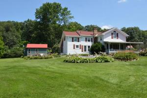 Κήπος έξω από το Mohican Farmhouse, Pond, and Animals
