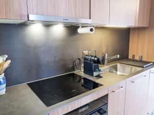 Köök või kööginurk majutusasutuses Apartment Les Bluets by Interhome
