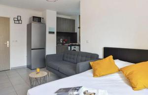 a living room with a bed and a couch at 100 - Le Floréa - Studio - 2 pers - Parking - Wifi in Castelnau-le-Lez