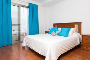 A bed or beds in a room at Corralejo Main Street Apartment