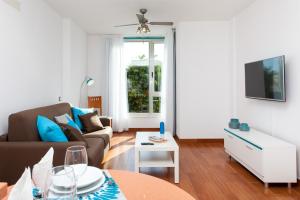 A television and/or entertainment centre at Corralejo Main Street Apartment