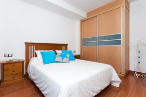 A bed or beds in a room at Corralejo Main Street Apartment