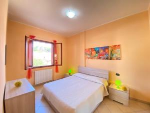 a bedroom with a large white bed and a window at Armonia Machiavelli House Gallipoli in Gallipoli