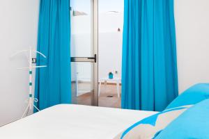 Postel nebo postele na pokoji v ubytování Corralejo Main Street Apartment