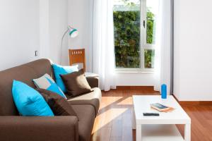 A seating area at Corralejo Main Street Apartment