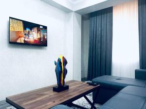 un soggiorno con un divano e un tavolo di Smart City APARTMENT a Samarkand