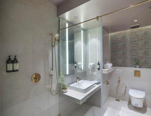 Ванна кімната в Uday Suites - The Airport Hotel