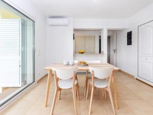 eine Küche und ein Esszimmer mit Tisch und Stühlen in der Unterkunft Holiday Home El Moli-1 by Interhome in Tossa de Mar