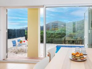 ein Esszimmer mit Blick auf einen Balkon in der Unterkunft Holiday Home El Moli-1 by Interhome in Tossa de Mar