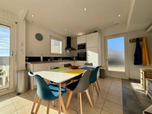 a kitchen with a table and chairs in a room at Maison 3 pièces 4 couchages SAINT DENIS D'OLERON - SDO000-058 in Saint-Denis-dʼOléron