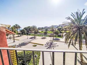 - une vue sur un parc planté de palmiers dans l'établissement Holiday Home Colores al Mar by Interhome, à La Vila Joiosa