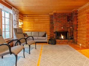 Una sala de estar con un sofá y una chimenea. en Holiday Home Saaga by Interhome, en Ylöjärvi