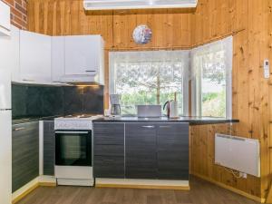 Kuchyň nebo kuchyňský kout v ubytování Holiday Home Perälampi by Interhome