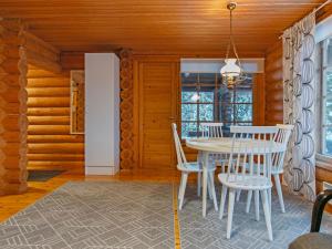 Un comedor con mesa y sillas en Holiday Home Saaga by Interhome, en Ylöjärvi