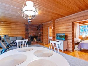 Un comedor con mesa y sillas y chimenea. en Holiday Home Saaga by Interhome, en Ylöjärvi 11 fotos más