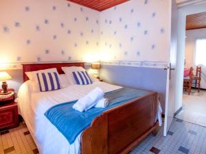 En eller flere senge i et værelse på Holiday Home La Petite Escale by Interhome