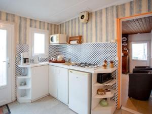 Køkken eller tekøkken på Holiday Home La Petite Escale by Interhome