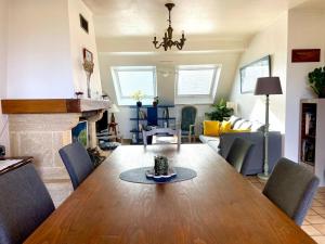 een eetkamer met een tafel en een woonkamer bij Maison de la plage Santec in Santec