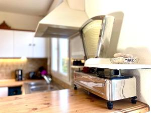 een aanrecht met een broodrooster erop bij Maison de la plage Santec in Santec