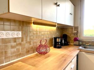 een keuken met een mand op een houten aanrecht bij Maison de la plage Santec in Santec +17 foto's