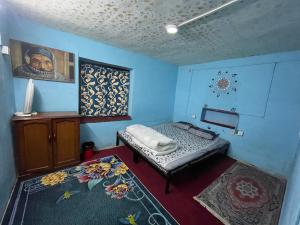 Posteľ alebo postele v izbe v ubytovaní Aarogya Hostel and Restaurant